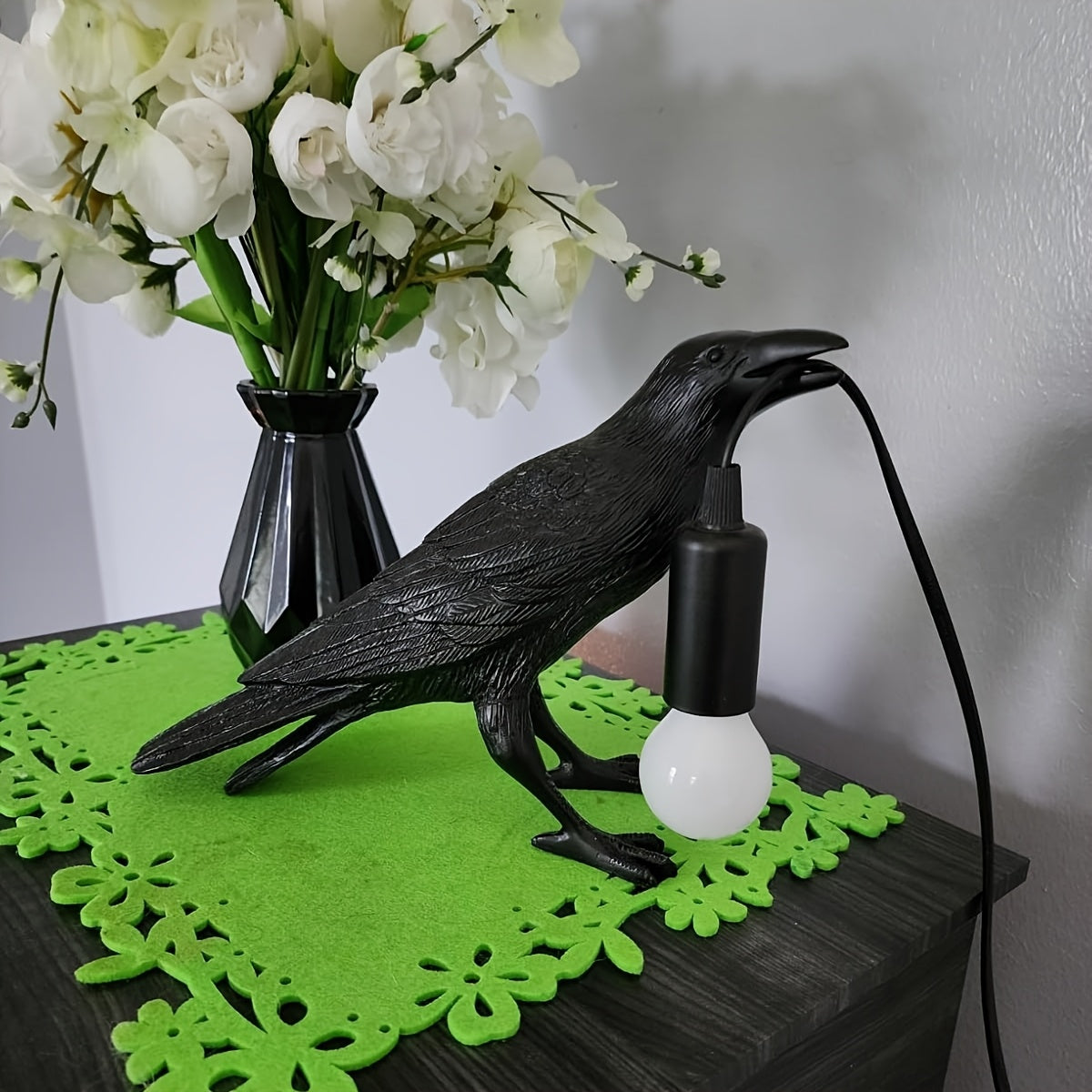 Gothic Crow Desk Lamp, Resin Realistic Raven Statue With E12 Base Bulb Included, Dark Academia Bedroom\u002FLiving Room Decor, Perfect Halloween Christmas Gift For Goth Enthusiasts & Bookworms, Unique Artistic Night Light For Desk\u002FBookshelf